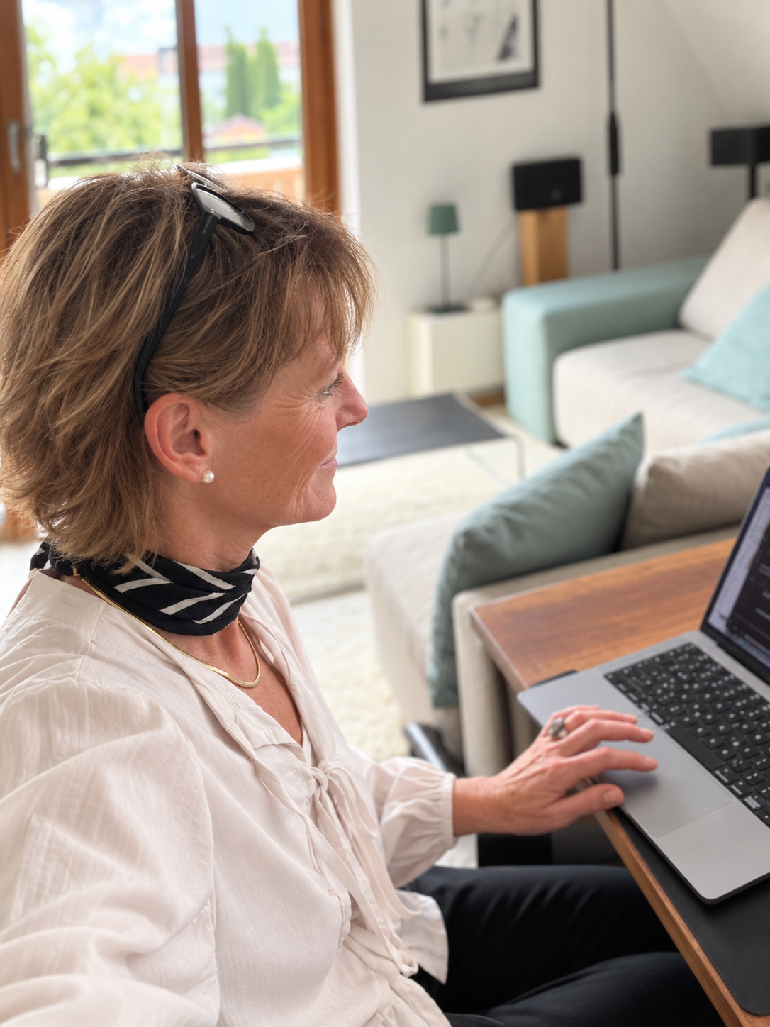 Heike Boschmann bei der Arbeit am Laptop